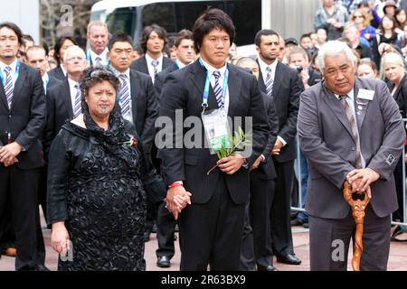 Hauptmann Takashi Kikutani vom japanischen Rugby-Team würdigt die Powhiri, eine Maori-Begrüßungszeremonie bei der ersten Rugby-Weltmeisterschaft, Aotea Square, Auckland, Neuseeland, Donnerstag, 01. September 2011. Stockfoto