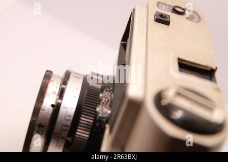Eine sehr alte Schwarz-Weiß-Fotokamera auf weißem Hintergrund. Stockfoto
