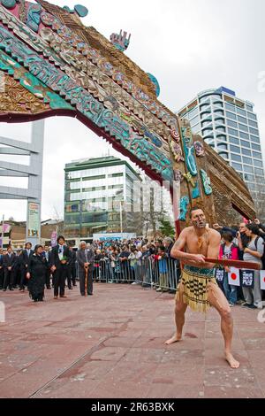 Das japanische Rugby-Team erhält eine Powhiri-Begrüßungszeremonie, eine Maori-Begrüßungszeremonie und wird zur ersten offiziellen Begrüßung der Rugby-Weltmeisterschaft geführt: Aotea Square, Auckland, Neuseeland, Donnerstag, 01. September 2011. Stockfoto