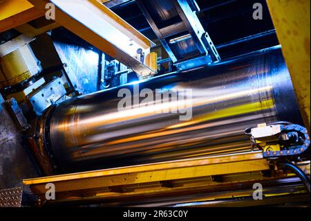 Verarbeitung von Metallrollen und Stahlseilkabeln in der Werkstatt Stockfoto