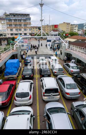 Nach der Überquerung der Dardanellenstraße von Canakkale erreicht eine Fähre mit Autos und Passagieren den Eceabat Pier in Turkiye. Stockfoto