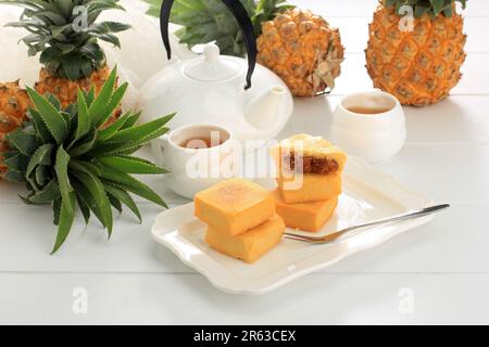 Ananaskuchen Kuchen Gebäck, taiwanesisches berühmtes süßes, köstliches Dessertessen mit Tee, auf weißem Tisch Stockfoto