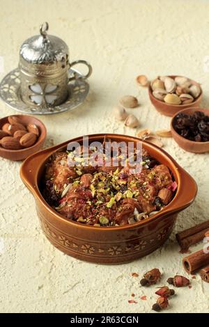 Umm Ali oder Om Ali, traditionelles ägyptisches arabisches Ramazan-Dessert aus Gebäck mit Milchcreme und Beschichtung mit Pistachio Stockfoto