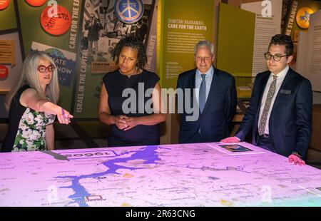 Von links nach rechts: Sarah Leavitt, Kuratorin; Bürgermeister Muriel Bowser (Demokrat des Bezirks Columbia); Albert H. Small, Jr., Enkel von Lillian und Albert Small, Namensgeber des Museums; Und Jonathan Edelman, Kurator, während einer Führung durch das neue Lillian and Albert Small Capital Jewish Museum in Washington, D.C. am Dienstag, den 6. Juni 2023. Kredit: Ron Sachs/CNP Stockfoto