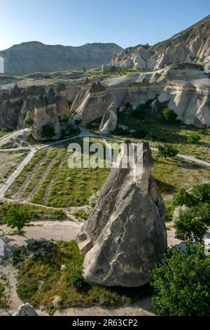 Bei Sonnenaufgang geht die Sonne über einer Landschaft aus Feenschornsteinen in Pasabag bei Zelve in der kappadokischen Region Turkiye auf. Stockfoto