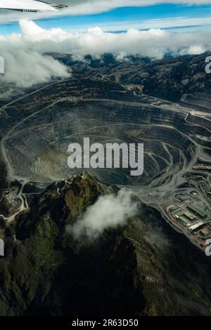 Die riesige Grasberg-Tagebaugrube aus der Sicht der Airialen Stockfoto