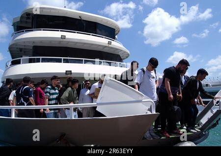Passagiere steigen aus dem Yuzen Saray Vergnügungsboot in Istanbul, Türkei, Republik Türkiye. Stockfoto