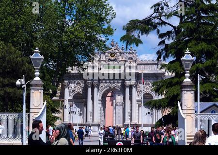 Die Menschen kommen und verlassen den Dolmabahce-Palast in Istanbul, der Türkei, der Republik Türkiye. Der Palast war der Sitz der osmanischen Macht im 19. Jahrhundert. Stockfoto