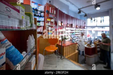 Berlin, Deutschland. 05. Juni 2023. Ein Apotheker bedient einen Kunden in einer Apotheke. Kredit: Monika Skolimowska/dpa/Alamy Live News Stockfoto