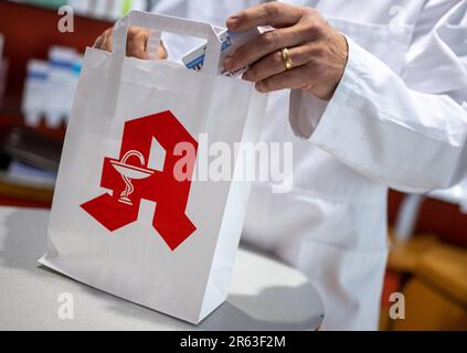 Berlin, Deutschland. 05. Juni 2023. Ein Apotheker legt eine Tablettenpackung in eine Papiertüte mit einem Apothekenlogo in einer Apotheke. Kredit: Monika Skolimowska/dpa/Alamy Live News Stockfoto