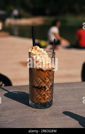 Nahaufnahme von Eiskaffee auf dem Tisch in der Natur Stockfoto