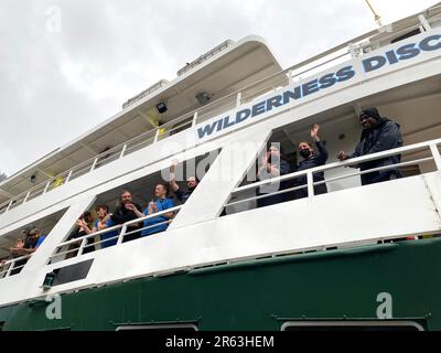 Juneau, Alaska, USA. 7. Aug. 2022. AKTENFOTO: 67 Passagiere und Besatzung wurden am Montag, den 6. Juni 2023, aus dem Kreuzfahrtschiff Wilderness Discoverer im Glacier Bay National Park evakuiert, nach einem Brand im Maschinenraum. Das von UnCruise betriebene Boot wird am Sonntag, den 7. Juli 2022, im Hafen von Juneau gezeigt, während Besatzungsmitglieder nach einer einwöchigen Bootstour abfliegenden Passagieren winken. (Kreditbild: © Mark Hertzberg/ZUMA Press Wire) NUR REDAKTIONELLE VERWENDUNG! Nicht für den kommerziellen GEBRAUCH! Stockfoto