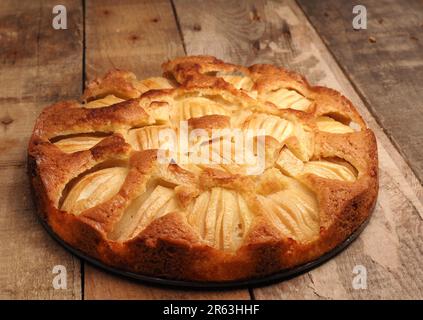 Köstliche hausgemachte Bio-Apfelkuchen auf einem rustikalen Küchentisch, saisonale Speisen oder gesunde Ernährung Stockfoto