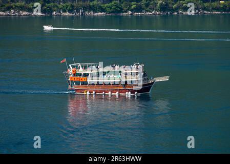 Großes Ausflugsboot für Touristen in der Bucht von Kotor in der Nähe von Perast, Adriaküste, Montenegro Stockfoto