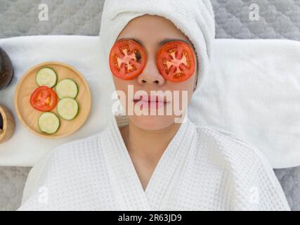 Schönheitsbehandlung. Nahaufnahme eines schönen Mädchens im Bademantel und einem Handtuch auf dem Kopf. Traditionelles thailändisches, orientalisches Aromatherapie-Schönheitsgeschenk Stockfoto