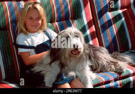 Mädchen mit Mischhund Stockfoto