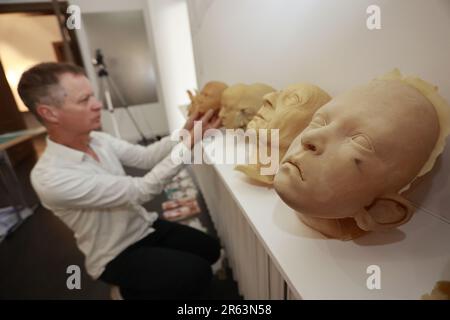 Magdeburg, Deutschland. 06. Juni 2023. Gesichter und Köpfe für Theaterpuppen werden vom Settdesigner Christian Beck für eine Sonderausstellung mit der Sonderausstellung „und dann Alive: The World of Hagen Tilp“ vorbereitet. Zwei Dutzend Theaterpuppen werden ausgestellt. Die eindrucksvollen Figuren-Puppen sind bereits auf den Puppen- und Schauspielbühnen der großen Theater aufgetreten. Der kreative Prozess hinter diesen Puppen ist faszinierend und erfordert viele Arbeitsschritte, die in der Sonderausstellung gezeigt werden. Kredit: Matthias Bein/dpa/Alamy Live News Stockfoto