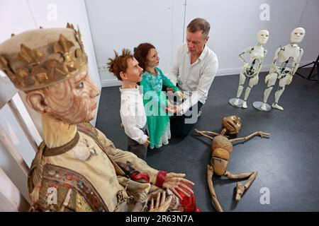 Magdeburg, Deutschland. 06. Juni 2023. Theaterpuppen wie diese werden vom Settdesigner Christian Beck für eine Sonderausstellung vorbereitet. Mit der Sonderausstellung „und dann lebendig: Die Welt von Hagen Tilp“ werden zwei Dutzend Theaterpuppen ausgestellt. Diese beeindruckenden Figuren sind bereits in den Puppen und Schauspielbühnen großer Theater. Der kreative Prozess hinter diesen Puppen ist faszinierend und erfordert viele Arbeitsschritte, die in der Sonderausstellung gezeigt werden. Kredit: Matthias Bein/dpa/Alamy Live News Stockfoto