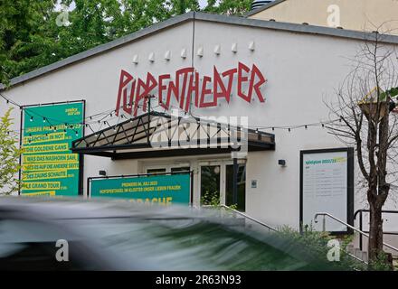 Magdeburg, Deutschland. 06. Juni 2023. Blick auf das Eingangsportal des Marionettentheaters in Magdeburg, mit der Sonderausstellung „und dann lebendig: Die Welt von Hagen Tilp“, zwei Dutzend Theaterpuppen sind ausgestellt. Die eindrucksvollen Charakterpuppen sind bereits in den Puppen und Schauspielbühnen wichtiger Theater eingetreten. Der kreative Prozess hinter diesen Puppen ist faszinierend und erfordert viele Arbeitsschritte, die in der Sonderausstellung gezeigt werden. Kredit: Matthias Bein/dpa/Alamy Live News Stockfoto