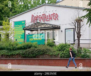 Magdeburg, Deutschland. 06. Juni 2023. Blick auf das Eingangsportal des Marionettentheaters in Magdeburg, mit der Sonderausstellung „und dann lebendig: Die Welt von Hagen Tilp“, zwei Dutzend Theaterpuppen sind ausgestellt. Die eindrucksvollen Charakterpuppen sind bereits in den Puppen und Schauspielbühnen wichtiger Theater eingetreten. Der kreative Prozess hinter diesen Puppen ist faszinierend und erfordert viele Arbeitsschritte, die in der Sonderausstellung gezeigt werden. Kredit: Matthias Bein/dpa/Alamy Live News Stockfoto