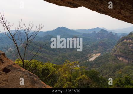 Wuyishan-Berge in der Provinz Fujian, China. Auf dem Weg zum Dawang (Great King) Peak. Der Berg hat steile Klippen und der Weg ist innerhalb des Risses Stockfoto