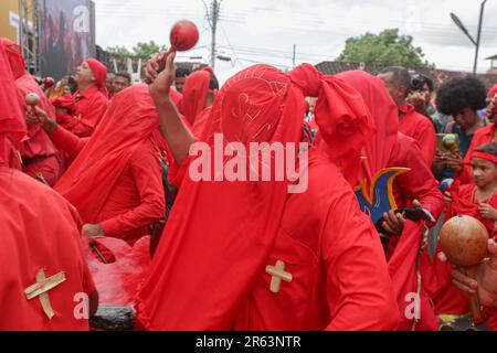 Der Diablos de Yare Spaziergang auf den Straßen von San Francisco de Yare während der Feier. Jedes Jahr am neunten Donnerstag nach dem Heiligen Donnerstag tanzen die Diablos de Yare, um den Corpus Christi-Tag zu feiern immaterielles Kulturerbe der Menschheit, das 2012 von der UNESCO zum Weltkulturerbe erklärt wurde. Los Diablos de Yare tanzt durch die Straßen von San Francisco de Yare im Staat Miranda und spielt den Triumph des Guten gegen das Böse. Es ist eine Tradition, die seit 234 Jahren besteht, bei der Gläubige der katholischen Religion den Corpus Christi Day in Venezuela feiern. Stockfoto