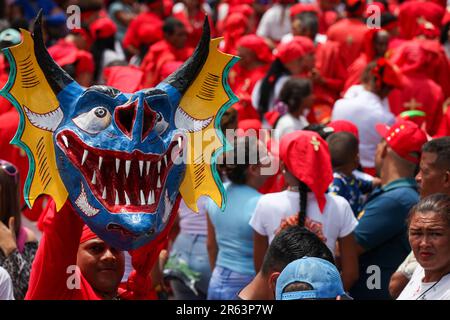 Ein Yare-Teufel zeigt seine Maske in der Menge. Jedes Jahr am neunten Donnerstag nach dem Heiligen Donnerstag tanzen die Diablos de Yare, um den Corpus Christi-Tag zu feiern immaterielles Kulturerbe der Menschheit, das 2012 von der UNESCO zum Weltkulturerbe erklärt wurde. Los Diablos de Yare tanzt durch die Straßen von San Francisco de Yare im Staat Miranda und spielt den Triumph des Guten gegen das Böse. Es ist eine Tradition, die seit 234 Jahren besteht, bei der Gläubige der katholischen Religion den Corpus Christi Day in Venezuela feiern. (Foto: Gregorio Terán/SOPA Images/Sipa USA) Stockfoto