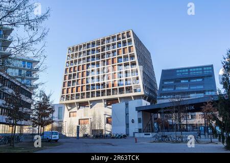 Basel, Schweiz - Dezember 13. 2021: Das moderne Wohngebäude Helsinki Dreispitz von Herzog & de Meuron im ehemaligen Industriegebiet Dreispi Stockfoto