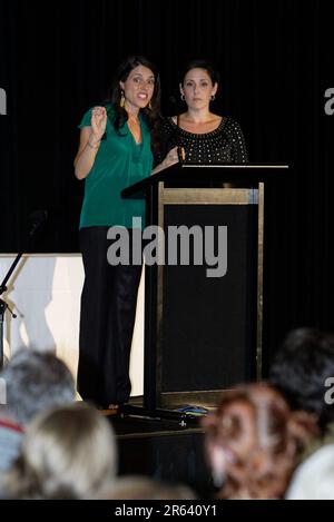Ricki Lake mit Abbey Epstein, Australien, für eine Vorführung ihres eigenen Dokumentarfilms The Business of being Born, der im März 2008 veröffentlicht wird. Paddington Town Hall, Sydney, Australien. 03.11.07. Stockfoto