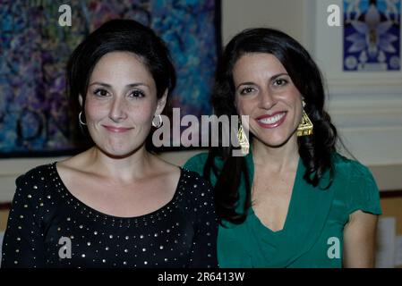 Ricki Lake mit Abbey Epstein, Australien, für eine Vorführung ihres eigenen Dokumentarfilms The Business of being Born, der im März 2008 veröffentlicht wird. Paddington Town Hall, Sydney, Australien. 03.11.07. Stockfoto