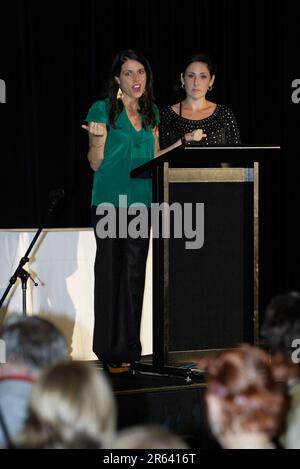 Ricki Lake mit Abbey Epstein, Australien, für eine Vorführung ihres eigenen Dokumentarfilms The Business of being Born, der im März 2008 veröffentlicht wird. Paddington Town Hall, Sydney, Australien. 03.11.07. Stockfoto