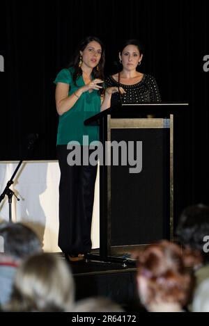 Ricki Lake mit Abbey Epstein, Australien, für eine Vorführung ihres eigenen Dokumentarfilms The Business of being Born, der im März 2008 veröffentlicht wird. Paddington Town Hall, Sydney, Australien. 03.11.07. Stockfoto