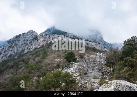 Das Hotel hat ein Fitnessstudio und ein Bad in Termessos ruiniert. Zerstörte antike Stadt in der Provinz Antalya, Türkei. Hochwertiges Foto Stockfoto