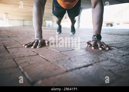 Geh hart oder geh nach Hause. Ein Mann, der Liegestütze vor urbanem Hintergrund macht. Stockfoto