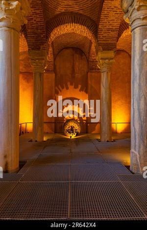 Innenraum der Gulhane-Zisterne im Gulhane Park. Hintergrundfoto für Reisen nach Istanbul. Istanbul Turkiye - 3.30.2023 Stockfoto