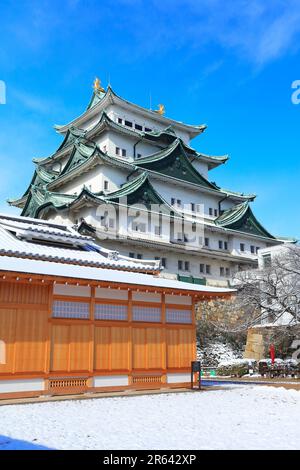 Verschneite Landschaft von Nagoya Castle Keep und Honmaru Goten Stockfoto