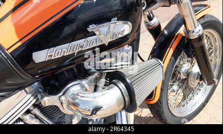 Bordeaux , Aquitaine France - 05 29 2023 : harley davidson Logo Tankfüllung mit Textschild auf orange schwarz amerikanischem Motorrad US Custom Motorbik Stockfoto