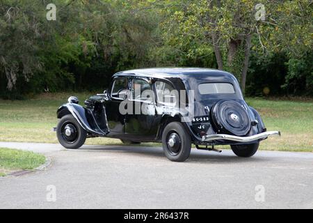 Bordeaux , Aquitaine Frankreich - 06 06 2023 : citroen Traktion Rückfahrfahrzeug Ansicht eines Retro-Oldtimer Stockfoto