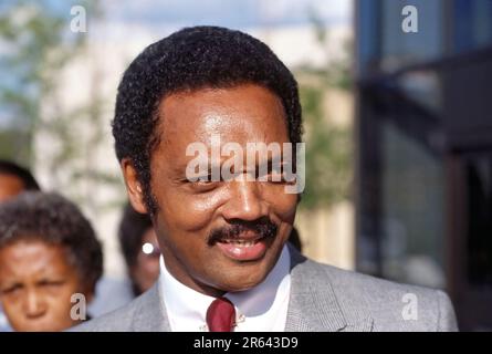 WASHINGTON DC - DER demokratische Präsidentschaftskandidat Jesse Jackson hält IM SEPTEMBER 1984 während eines Wahlkampfstopps in DC inne, um mit Reportern zu sprechen. Stockfoto