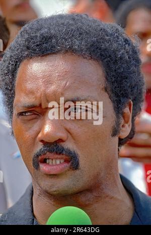 WASHINGTON DC - 27. AUGUST 1983 Reverend Jesse Jackson spricht anlässlich des 20. Jahrestages des historischen ÒMarch auf WashingtonÓ mit einem fernsehreporter Stockfoto