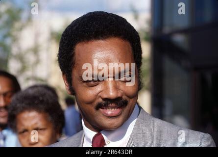 WASHINGTON DC - DER demokratische Präsidentschaftskandidat Jesse Jackson hält IM SEPTEMBER 1984 während eines Wahlkampfstopps in DC inne, um mit Reportern zu sprechen. Stockfoto