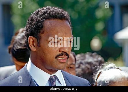 WASHINGTON DC - 30. JUNI 1989 Reverend Jesse Jackson spricht mit Reportern in der Einfahrt des Weißen Hauses im Westflügel, nachdem er an der Veranstaltung zum 25. Jahrestag des "Civil Rights Act" im East Room teilgenommen hat. Neben ihm steht Rosa Parks Stockfoto