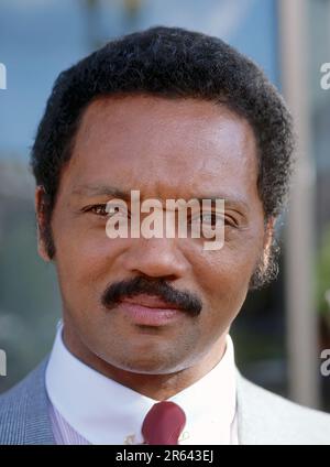 WASHINGTON DC - DER demokratische Präsidentschaftskandidat Jesse Jackson hält IM SEPTEMBER 1984 während eines Wahlkampfstopps in DC inne, um mit Reportern zu sprechen. Stockfoto