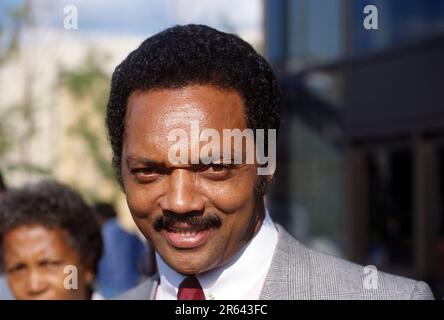 WASHINGTON DC - DER demokratische Präsidentschaftskandidat Jesse Jackson hält IM SEPTEMBER 1984 während eines Wahlkampfstopps in DC inne, um mit Reportern zu sprechen. Stockfoto