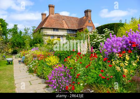 Great Dixter House and Gardens, East Sussex, Großbritannien, die lange Grenze im Sommer Stockfoto