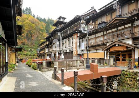 Ginzan Onsen im Herbst Stockfoto