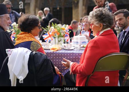 Aktenfoto vom 18. Oktober 04/23 von Coronation Big Lunch Ambassador Dame Prue Leith, die mit Gästen bei einem Coronation Big Lunch in Westminster Abbey im Zentrum von London spricht. Dame Prue Leith hat Großbritannien dringend aufgefordert, im Juni zusammenzukommen, um mit dem Geist der Gemeinschaft und des Engagements der Krönung Schritt zu halten, da neue Forschungen aus dem Eden-Projekt zeigen, dass etwa ein Fünftel der Menschen im Vereinigten Königreich an den Feierlichkeiten teilgenommen haben. Ausgabedatum: Mittwoch, 7. Juni 2023. Stockfoto