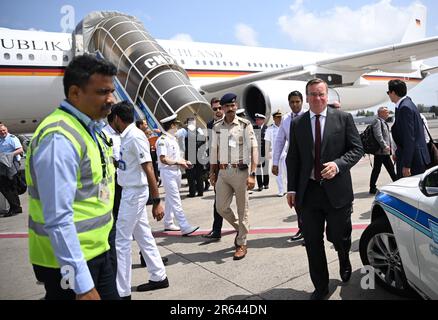 Mumbai, Indien. 07. Juni 2023. Boris Pistorius (SPD), Bundesminister für Verteidigung, wird am Flughafen Mumbai empfangen. Unter anderem möchte der Minister mit Vertretern der Atommacht Indien über die künftige militärisch-politische Zusammenarbeit sprechen. Kredit: Britta Pedersen/dpa/Alamy Live News Stockfoto