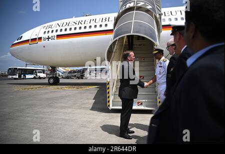 Mumbai, Indien. 07. Juni 2023. Boris Pistorius (SPD), Bundesminister für Verteidigung, wird am Flughafen Mumbai empfangen. Unter anderem möchte der Minister mit Vertretern der Atommacht Indien über die künftige militärisch-politische Zusammenarbeit sprechen. Kredit: Britta Pedersen/dpa/Alamy Live News Stockfoto