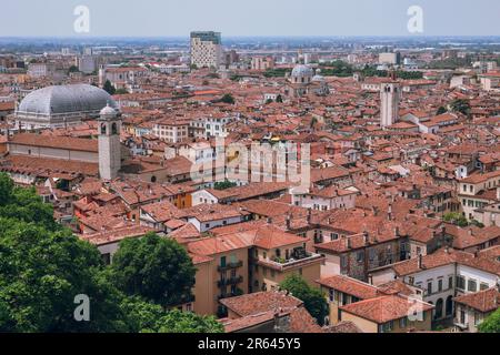 Italienisches Panorama nach Brescia vom Castello di Brescia (Schloss Brescia, Brescia), der Lombardei, Italien Stockfoto